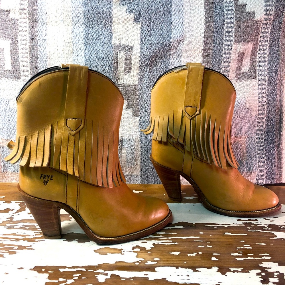 Women’s tan cognac heeled Frye leather cowgirl fringe bootie size 6